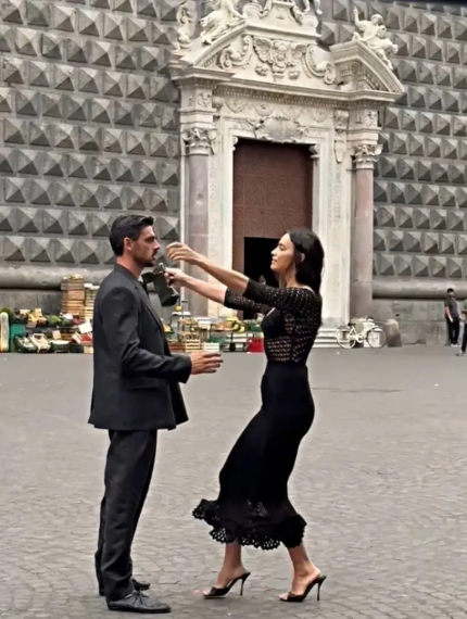 Irina Shayk ve Michele Morrone sokak ortasında öpüştü! Aşk sandılar ama sebebi başka