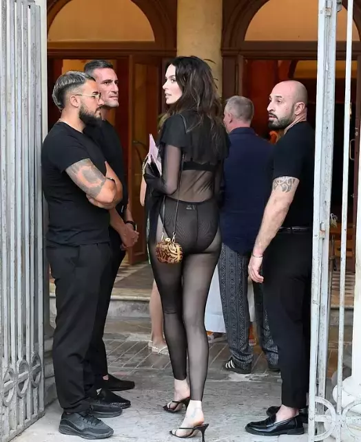 Ünlü modelden görülmemiş düğün kıyafeti! Kimse geline bakmadı