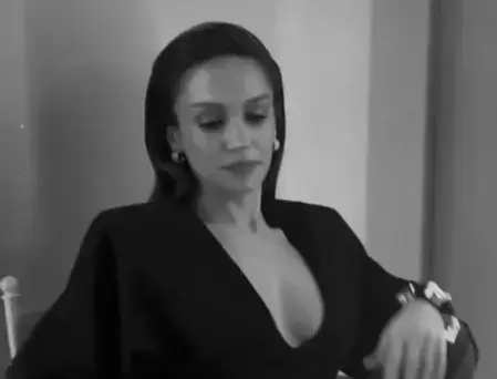 Sahra Şaş'ın dekoltesine ekipten jet m&uuml;dahale